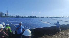 General Manager PLN UIW NTB, Sri Heny Purwanti, memberikan penjelasan kepada awak media saat kunjungan ke PLTS Sengkol, Kamis (16/10/2025). (Foto: Dok. PLN)