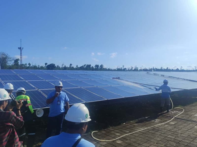 General Manager PLN UIW NTB, Sri Heny Purwanti, memberikan penjelasan kepada awak media saat kunjungan ke PLTS Sengkol, Kamis (16/10/2025). (Foto: Dok. PLN)