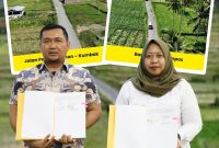 Kepala Cabang PT Mardika Griya Prasta, Putu Surya (kiri) bersama PPK 1.1 Anita Sri Indrawanti, ST., MT. (kanan) menunjukkan dokumen kontrak proyek peningkatan Jalan Pesanggrahan–Kumbak, Lombok Barat. (Foto: Istimewa)