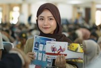 Mahasiswa penerima beasiswa KIP Kuliah 2025 Universitas Mataram memperlihatkan buku tabungan dan kartu ATM BTN yang baru mereka terima dalam acara penyerahan simbolis di Auditorium M. Yusuf Abu Bakar, Mataram. (Foto: Istimewa)