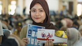 Mahasiswa penerima beasiswa KIP Kuliah 2025 Universitas Mataram memperlihatkan buku tabungan dan kartu ATM BTN yang baru mereka terima dalam acara penyerahan simbolis di Auditorium M. Yusuf Abu Bakar, Mataram. (Foto: Istimewa)