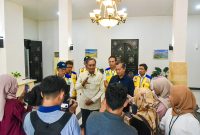 3. Menteri PUPR bersama Gubernur NTB saat sesi wawancara dengan awak media, didampingi jajaran Kementerian PUPR. (Foto: Istimewa)