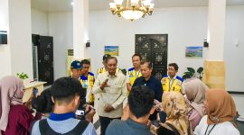 3. Menteri PUPR bersama Gubernur NTB saat sesi wawancara dengan awak media, didampingi jajaran Kementerian PUPR. (Foto: Istimewa)