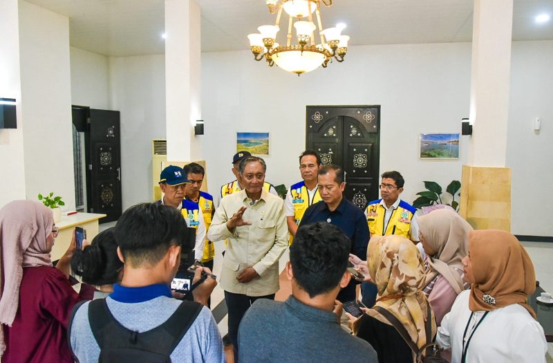 3. Menteri PUPR bersama Gubernur NTB saat sesi wawancara dengan awak media, didampingi jajaran Kementerian PUPR. (Foto: Istimewa)