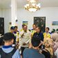 3. Menteri PUPR bersama Gubernur NTB saat sesi wawancara dengan awak media, didampingi jajaran Kementerian PUPR. (Foto: Istimewa)