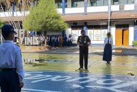 Suasana khidmat saat Kepala Kejaksaan Negeri Mataram memberikan amanat upacara di SMPN 2 Mataram dalam program “Jaksa Menjawab”. (Foto: Istimewa)