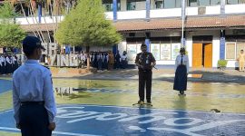 Suasana khidmat saat Kepala Kejaksaan Negeri Mataram memberikan amanat upacara di SMPN 2 Mataram dalam program “Jaksa Menjawab”. (Foto: Istimewa)