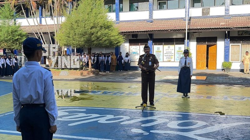 Suasana khidmat saat Kepala Kejaksaan Negeri Mataram memberikan amanat upacara di SMPN 2 Mataram dalam program “Jaksa Menjawab”. (Foto: Istimewa)