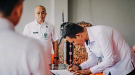 Petugas Lapas Kelas IIA Lombok Barat menandatangani komitmen bersama pemberantasan Halinar dalam deklarasi nasional program Imipas 2025.  (Foto: Istimewa)