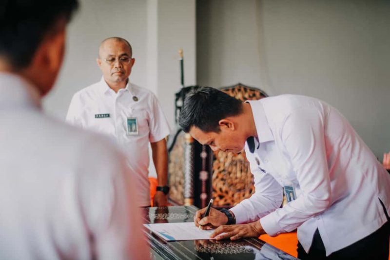 Petugas Lapas Kelas IIA Lombok Barat menandatangani komitmen bersama pemberantasan Halinar dalam deklarasi nasional program Imipas 2025.  (Foto: Istimewa)
