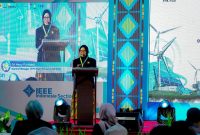 General Manager PLN UIW NTB, Sri Heny Purwanti, menyampaikan komitmen PLN dalam mendukung pengembangan energi hijau pada pembukaan ICATEI 2025 di Hotel Merumatta Senggigi, Lombok. (Foto: Dok. PLN)