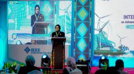 General Manager PLN UIW NTB, Sri Heny Purwanti, menyampaikan komitmen PLN dalam mendukung pengembangan energi hijau pada pembukaan ICATEI 2025 di Hotel Merumatta Senggigi, Lombok. (Foto: Dok. PLN)