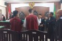 Dua anggota Paminal, Kompol I Made Yogi Purusa Utama dan Ipda Aris Candra Widianto, duduk sebagai terdakwa dalam sidang perdana kasus pembunuhan Brigadir Muhammad Nurhadi di Pengadilan Negeri Mataram, Senin (27/10). (Foto: Istimewa)