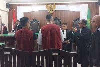 Dua anggota Paminal, Kompol I Made Yogi Purusa Utama dan Ipda Aris Candra Widianto, duduk sebagai terdakwa dalam sidang perdana kasus pembunuhan Brigadir Muhammad Nurhadi di Pengadilan Negeri Mataram, Senin (27/10). (Foto: Istimewa)