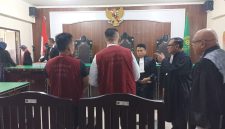 Dua anggota Paminal, Kompol I Made Yogi Purusa Utama dan Ipda Aris Candra Widianto, duduk sebagai terdakwa dalam sidang perdana kasus pembunuhan Brigadir Muhammad Nurhadi di Pengadilan Negeri Mataram, Senin (27/10). (Foto: Istimewa)
