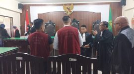 Dua anggota Paminal, Kompol I Made Yogi Purusa Utama dan Ipda Aris Candra Widianto, duduk sebagai terdakwa dalam sidang perdana kasus pembunuhan Brigadir Muhammad Nurhadi di Pengadilan Negeri Mataram, Senin (27/10). (Foto: Istimewa)