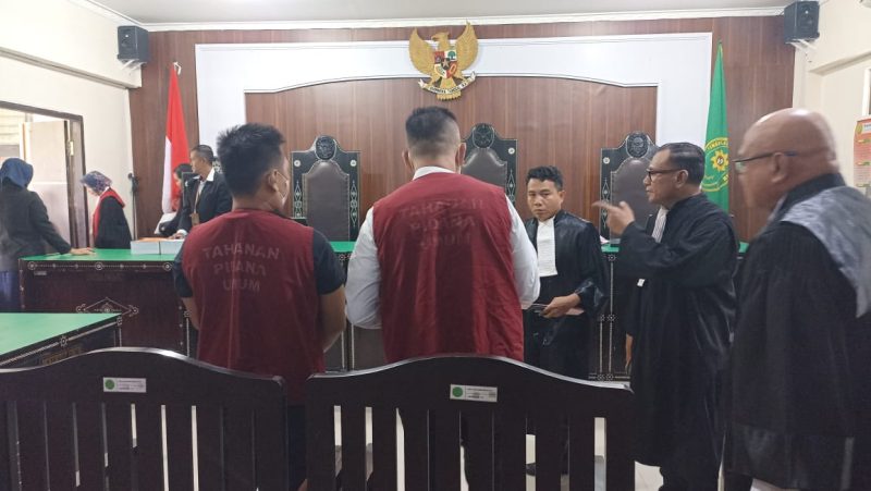 Dua anggota Paminal, Kompol I Made Yogi Purusa Utama dan Ipda Aris Candra Widianto, duduk sebagai terdakwa dalam sidang perdana kasus pembunuhan Brigadir Muhammad Nurhadi di Pengadilan Negeri Mataram, Senin (27/10). (Foto: Istimewa)