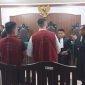 Dua anggota Paminal, Kompol I Made Yogi Purusa Utama dan Ipda Aris Candra Widianto, duduk sebagai terdakwa dalam sidang perdana kasus pembunuhan Brigadir Muhammad Nurhadi di Pengadilan Negeri Mataram, Senin (27/10). (Foto: Istimewa)