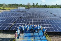 Para peserta Media Visit: Menyala Bersama Media berfoto bersama di area Pembangkit Listrik Tenaga Surya (PLTS) Sengkol yang menjadi simbol komitmen PLN terhadap energi bersih dan berkelanjutan di NTB. (Foto: Dok. PLN)