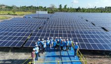Para peserta Media Visit: Menyala Bersama Media berfoto bersama di area Pembangkit Listrik Tenaga Surya (PLTS) Sengkol yang menjadi simbol komitmen PLN terhadap energi bersih dan berkelanjutan di NTB. (Foto: Dok. PLN)