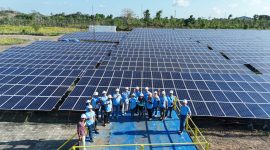 Para peserta Media Visit: Menyala Bersama Media berfoto bersama di area Pembangkit Listrik Tenaga Surya (PLTS) Sengkol yang menjadi simbol komitmen PLN terhadap energi bersih dan berkelanjutan di NTB. (Foto: Dok. PLN)