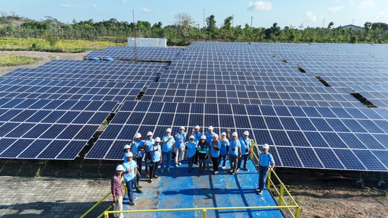 Para peserta Media Visit: Menyala Bersama Media berfoto bersama di area Pembangkit Listrik Tenaga Surya (PLTS) Sengkol yang menjadi simbol komitmen PLN terhadap energi bersih dan berkelanjutan di NTB. (Foto: Dok. PLN)