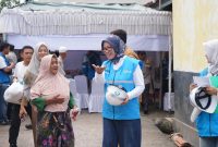 General Manager PLN UIW NTB, Sri Heny Purwanti, berbincang hangat dengan warga penerima manfaat usai penyalaan listrik gratis program Light Up The Dream di Lombok Barat. (Foto: Dok. PLN)