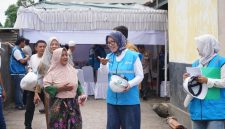 General Manager PLN UIW NTB, Sri Heny Purwanti, berbincang hangat dengan warga penerima manfaat usai penyalaan listrik gratis program Light Up The Dream di Lombok Barat. (Foto: Dok. PLN)
