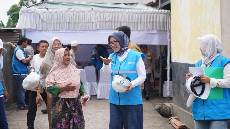 General Manager PLN UIW NTB, Sri Heny Purwanti, berbincang hangat dengan warga penerima manfaat usai penyalaan listrik gratis program Light Up The Dream di Lombok Barat. (Foto: Dok. PLN)