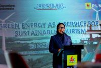 General Manager PLN UIW NTB, Sri Heny Purwanti, menegaskan komitmen PLN dalam mempercepat transisi menuju energi bersih lewat program inovatif Green Energy as a Service (GEaaS) saat Mandalika Discussion Forum 2025 di Bukit 360 Mandalika. (Foto: Dok. PLN)