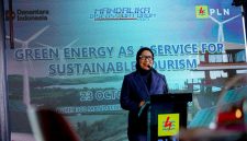 General Manager PLN UIW NTB, Sri Heny Purwanti, menegaskan komitmen PLN dalam mempercepat transisi menuju energi bersih lewat program inovatif Green Energy as a Service (GEaaS) saat Mandalika Discussion Forum 2025 di Bukit 360 Mandalika. (Foto: Dok. PLN)