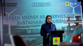 General Manager PLN UIW NTB, Sri Heny Purwanti, menegaskan komitmen PLN dalam mempercepat transisi menuju energi bersih lewat program inovatif Green Energy as a Service (GEaaS) saat Mandalika Discussion Forum 2025 di Bukit 360 Mandalika. (Foto: Dok. PLN)