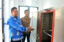 Ketua Yayasan Agniya Pagutan Timur, Hariyanto (kiri), meninjau fasilitas dapur Satuan Pelayanan Pemenuhan Gizi (SPPG) Montong Are 2 yang sempat ditutup mendadak, didampingi salah satu staf yayasan. (Foto: Istimewa)