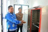 Ketua Yayasan Agniya Pagutan Timur, Hariyanto (kiri), meninjau fasilitas dapur Satuan Pelayanan Pemenuhan Gizi (SPPG) Montong Are 2 yang sempat ditutup mendadak, didampingi salah satu staf yayasan. (Foto: Istimewa)