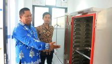 Ketua Yayasan Agniya Pagutan Timur, Hariyanto (kiri), meninjau fasilitas dapur Satuan Pelayanan Pemenuhan Gizi (SPPG) Montong Are 2 yang sempat ditutup mendadak, didampingi salah satu staf yayasan. (Foto: Istimewa)