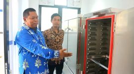 Ketua Yayasan Agniya Pagutan Timur, Hariyanto (kiri), meninjau fasilitas dapur Satuan Pelayanan Pemenuhan Gizi (SPPG) Montong Are 2 yang sempat ditutup mendadak, didampingi Kepala SPPG Montong Are 2. (Foto: Istimewa)