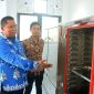 Ketua Yayasan Agniya Pagutan Timur, Hariyanto (kiri), meninjau fasilitas dapur Satuan Pelayanan Pemenuhan Gizi (SPPG) Montong Are 2 yang sempat ditutup mendadak, didampingi Kepala SPPG Montong Are 2. (Foto: Istimewa)