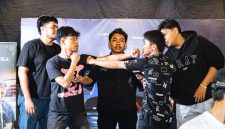 Suasana menegangkan mewarnai sesi press conference dan face off Justitia Fight Sport, 32 fighter siap unjuk nyali di ring kehormatan NTB. (Foto: Istimewa)