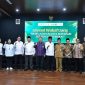 Para narasumber dan peserta berpose bersama setelah kegiatan Literasi Wakaf Uang bertema “Mewujudkan Kota Mataram sebagai Kota Wakaf” yang berlangsung di Aula Kantor Pusat Bank NTB Syariah pada Senin (27/10/2025). (Dok. Bank NTB Syariah)