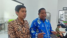 Ketua Yayasan Agniya Pagutan Timur, Hariyanto M.H., bersama Kepala SPPG Montong Are 2, Lalu Den Nune Ali, usai mediasi yang menghasilkan kesepakatan pembukaan kembali dapur layanan gizi program MBG. (Foto: Istimewa)