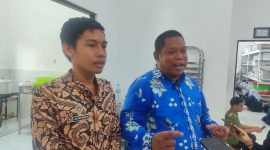 Ketua Yayasan Agniya Pagutan Timur, Hariyanto M.H., bersama Kepala SPPG Montong Are 2, Lalu Den Nune Ali, usai mediasi yang menghasilkan kesepakatan pembukaan kembali dapur layanan gizi program MBG. (Foto: Istimewa)