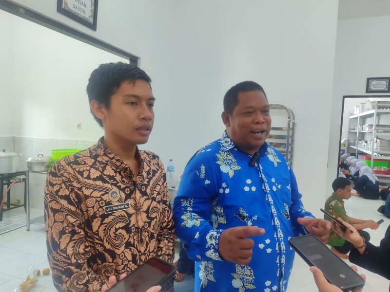 Ketua Yayasan Agniya Pagutan Timur, Hariyanto M.H., bersama Kepala SPPG Montong Are 2, Lalu Den Nune Ali, usai mediasi yang menghasilkan kesepakatan pembukaan kembali dapur layanan gizi program MBG. (Foto: Istimewa)