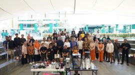 Para peserta, panitia, serta mitra kolaborasi berpose bersama usai mengikuti kegiatan Literasi dan Inklusi Keuangan Difabel Berdaya yang diselenggarakan oleh Bank NTB Syariah bersama HARSA NTB di Mataram. (Foto: Istimewa)