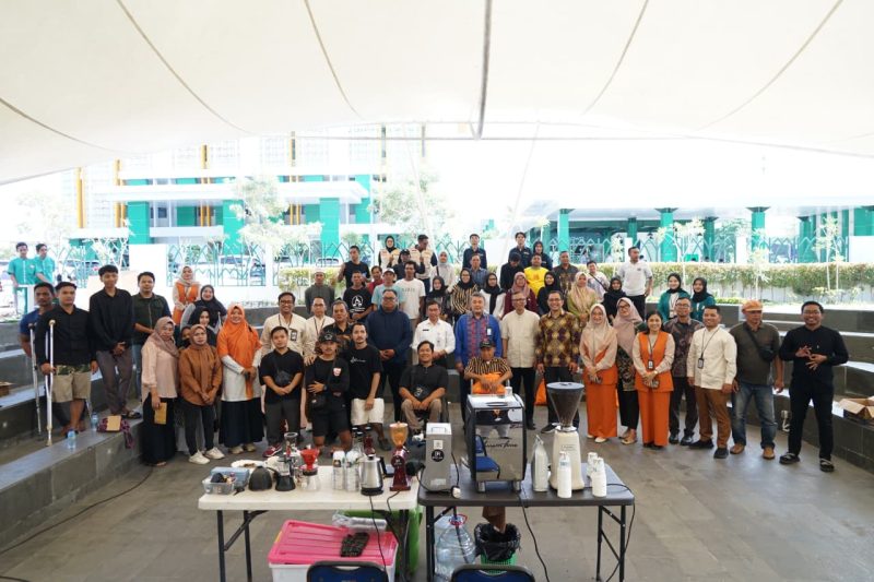 Para peserta, panitia, serta mitra kolaborasi berpose bersama usai mengikuti kegiatan Literasi dan Inklusi Keuangan Difabel Berdaya yang diselenggarakan oleh Bank NTB Syariah bersama HARSA NTB di Mataram. (Foto: Istimewa)