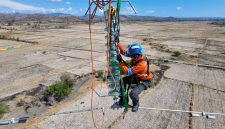 Personel PLN memastikan keandalan sistem kelistrikan melalui pemeliharaan preventif di jalur transmisi 150 kV Pulau Sumbawa. (Foto: Dok. PLN)
