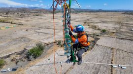 Personel PLN memastikan keandalan sistem kelistrikan melalui pemeliharaan preventif di jalur transmisi 150 kV Pulau Sumbawa. (Foto: Dok. PLN)