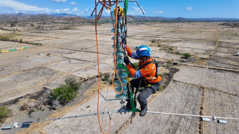 Personel PLN memastikan keandalan sistem kelistrikan melalui pemeliharaan preventif di jalur transmisi 150 kV Pulau Sumbawa. (Foto: Dok. PLN)