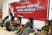 Suasana kegiatan donor darah serentak di RSUD Tripat Gerung, Lombok Barat, yang diikuti puluhan pegawai dan masyarakat umum, Senin (3/11/25).(Foto: Istimewa)