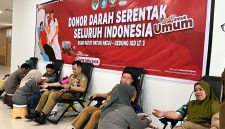 Suasana kegiatan donor darah serentak di RSUD Tripat Gerung, Lombok Barat, yang diikuti puluhan pegawai dan masyarakat umum, Senin (3/11/25).(Foto: Istimewa)