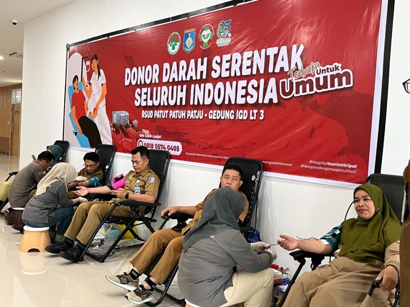 Suasana kegiatan donor darah serentak di RSUD Tripat Gerung, Lombok Barat, yang diikuti puluhan pegawai dan masyarakat umum, Senin (3/11/25).(Foto: Istimewa)